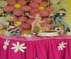 Празднование именинный торт со свечами, подарками и воздушными шарами